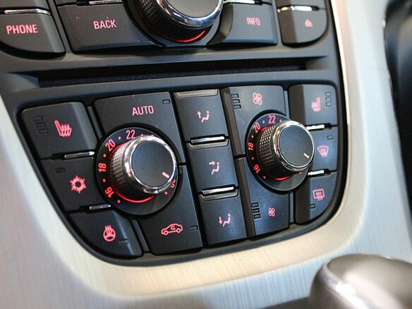 2012 Opel Astra GTC J Рестайлинг, белый - вид 16