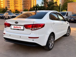 2017 Kia Rio III Рестайлинг, белый, 650000 рублей, вид 3
