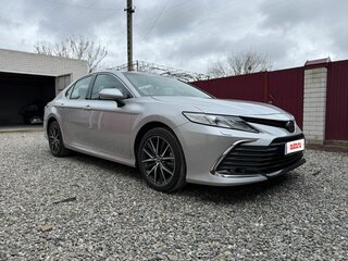 2021 Toyota Camry VIII (XV70) Рестайлинг, серебристый, 3900000 рублей, вид 4