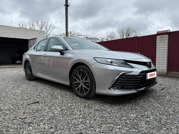 2021 Toyota Camry VIII (XV70) Рестайлинг, серебристый, 3900000 рублей - вид 3