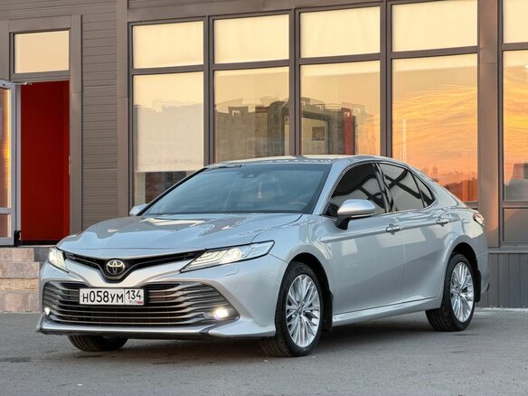 2018 Toyota Camry VIII (XV70), серебристый, 2499000 рублей - вид 4