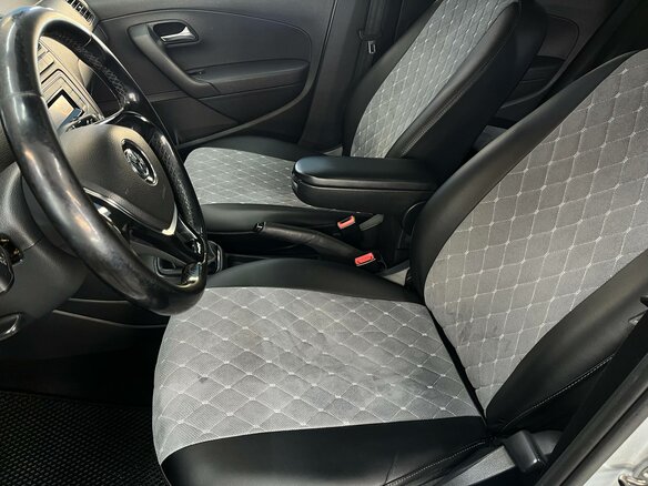 2017 Volkswagen Polo V Рестайлинг, серебристый, 933910 рублей - вид 15