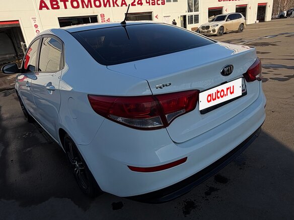 2015 Kia Rio III Рестайлинг, белый, 970000 рублей - вид 4
