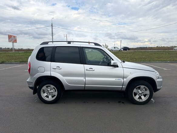 2012 Chevrolet Niva I Рестайлинг, серебристый - вид 3