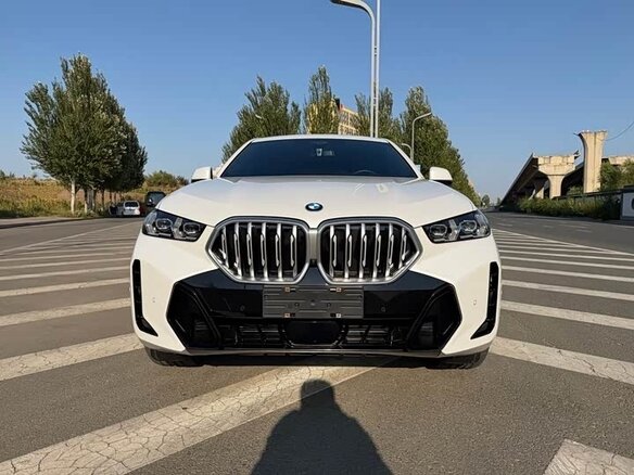 2024 BMW X6 40i III (G06) Рестайлинг, белый - вид 1