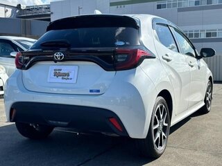 2022 Toyota Yaris IV, белый, 790005 рублей, вид 4