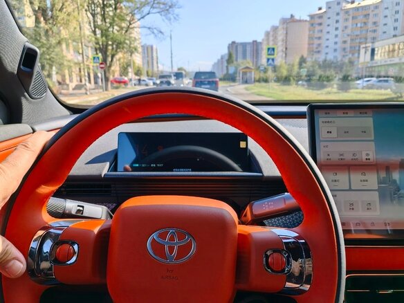 2026 Toyota bZ3X 58.3 kWh, серый, 2920000 рублей - вид 6