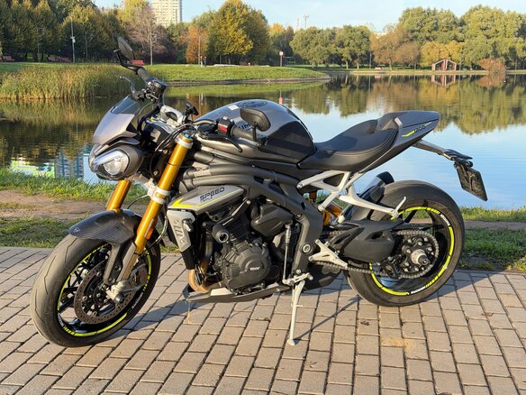 2024 Triumph Speed Triple, серый, 1600000 рублей