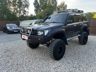 2004 Toyota Land Cruiser 105 100 Series Рестайлинг 1, серый, 4500000 рублей, вид 3