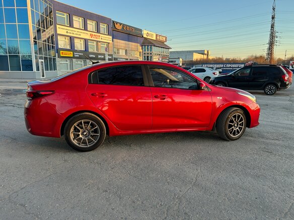 2020 Kia Rio IV, красный, 1190000 рублей - вид 2