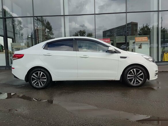 2015 Kia Rio III Рестайлинг, белый - вид 3