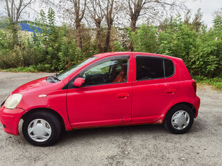 2003 Toyota Vitz I (P10), красный, 285000 рублей, вид 3