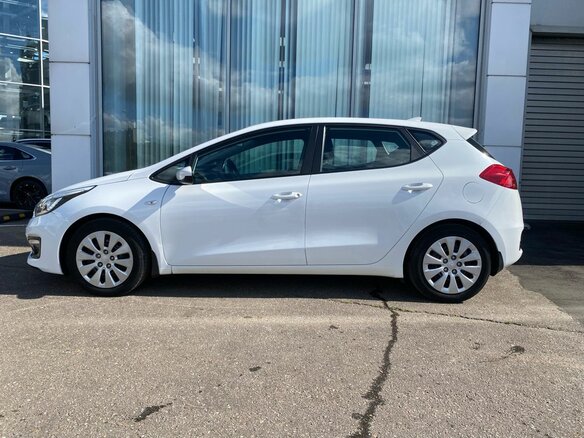 2018 Kia Ceed II Рестайлинг, белый - вид 3
