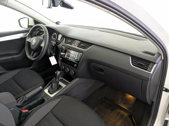 2019 Skoda Octavia III (A7) Рестайлинг, белый, 1790000 рублей - вид 10
