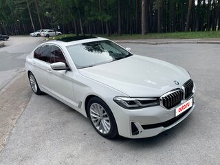 2021 BMW 5 серии 520i VII (G30/G31/G38) Рестайлинг, белый, 4390000 рублей, вид 3