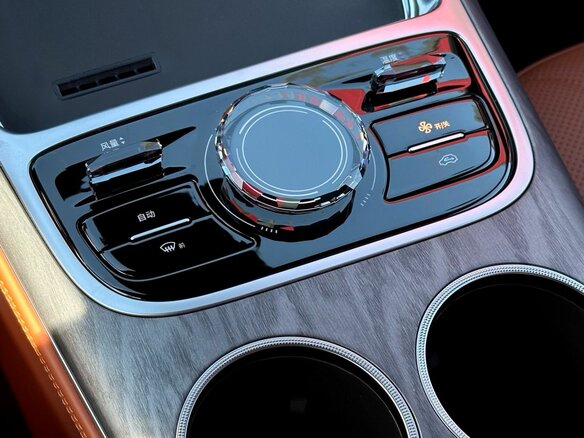2026 Geely Galaxy M7, серый - вид 24