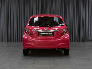 2015 Toyota Vitz III (XP130) Рестайлинг, красный, 869000 рублей, вид 4