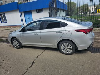 2018 Hyundai Solaris II, серебристый, 950000 рублей, вид 2