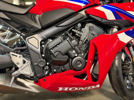 2025 Honda CBR 650R, красный, 1299999 рублей, вид 3