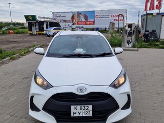 2021 Toyota Yaris IV, белый, 1160000 рублей, вид 3