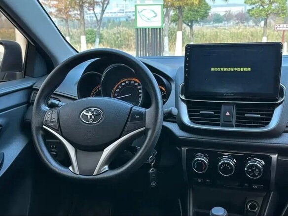 2023 Toyota Yaris L X XP150 Рестайлинг, белый, 1450000 рублей - вид 9