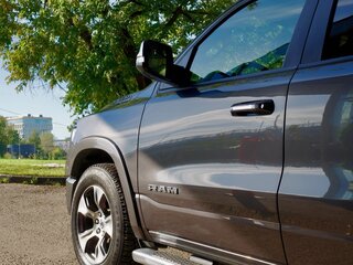 2018 Ram 1500 Crew Cab V, серый, 5999999 рублей, вид 5