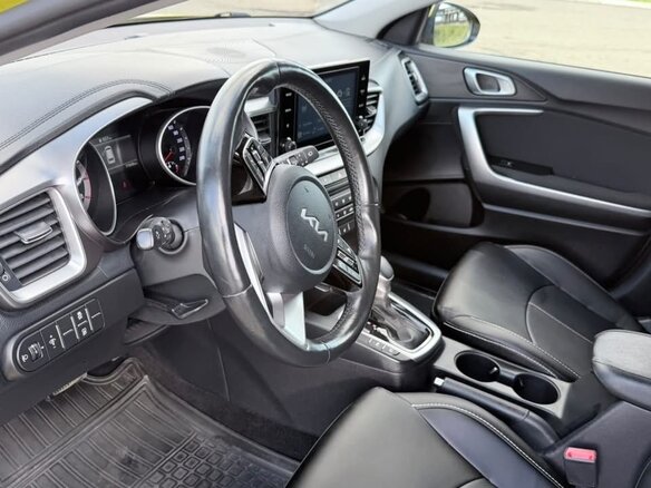 2021 Kia Ceed III Рестайлинг, жёлтый, 2150000 рублей - вид 6