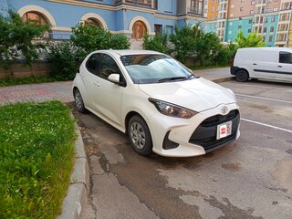 2021 Toyota Yaris IV, белый, 1350000 рублей, вид 3