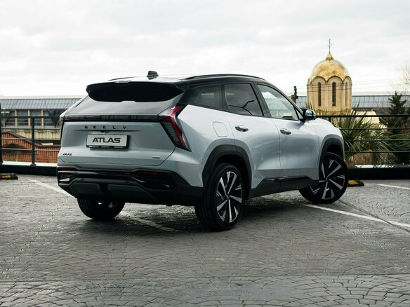 2026 Geely Atlas II, серебристый, 4229990 рублей - вид 2