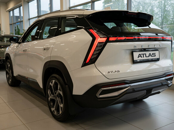 2026 Geely Atlas II, белый, 3904990 рублей - вид 4