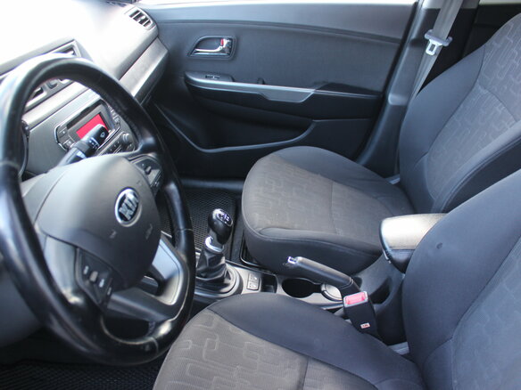 2013 Kia Rio 5-speed III, серый, 757000 рублей - вид 9