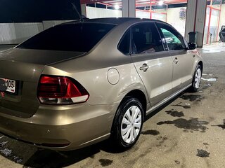 2017 Volkswagen Polo V Рестайлинг, бежевый, 750000 рублей, вид 3