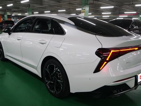 2024 Kia K5 III Рестайлинг, белый, 2670000 рублей, вид 4