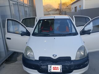 2000 Toyota Vitz I (P10), белый, 300000 рублей, вид 1
