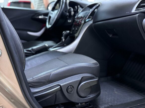 2013 Opel Astra J Рестайлинг, бежевый, 595000 рублей - вид 12