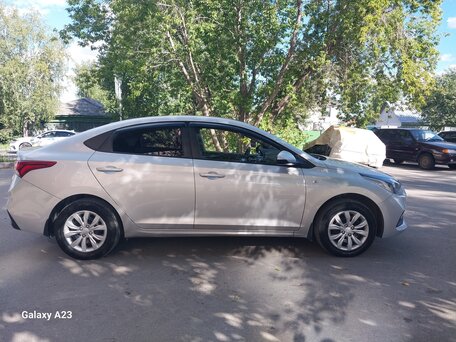 2018 Hyundai Solaris II, серебристый, 750000 рублей, вид 4
