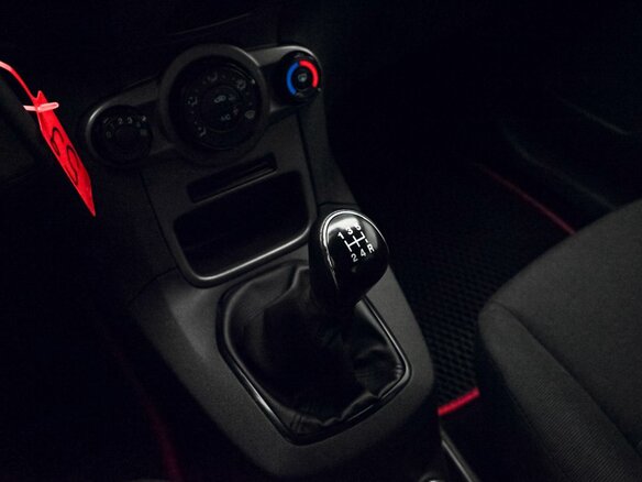 2017 Ford Fiesta Mk6 Рестайлинг, серый, 675000 рублей - вид 9