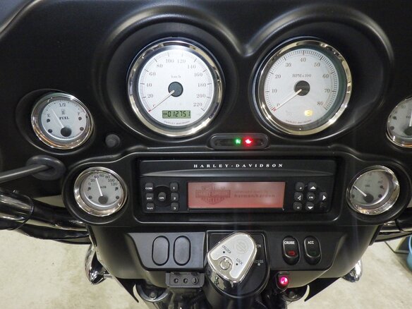 2011 Harley-Davidson Street Glide, чёрный, 1100000 рублей - вид 3