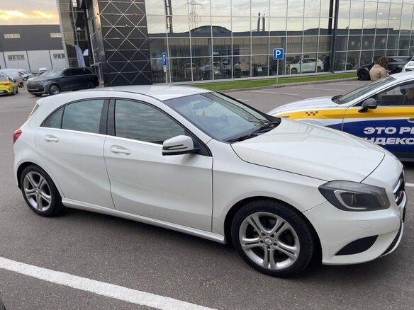 2013 Mercedes-Benz A-Класс 180 III (W176), белый, 1320000 рублей - вид 2