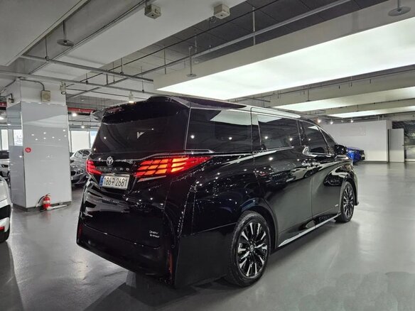 2025 Toyota Alphard IV, чёрный, 12500000 рублей - вид 2