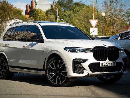 2021 BMW X7 40i I (G07), белый, 8000000 рублей, вид 3