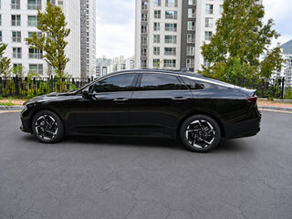 2023 Kia K5 III Рестайлинг, чёрный, 2680000 рублей, вид 4