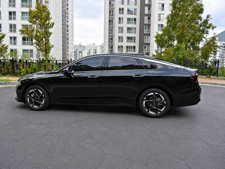 2023 Kia K5 III Рестайлинг, чёрный, 2680000 рублей, вид 4