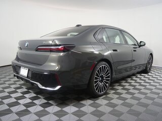 2026 BMW 7 серии 740 xDrive VII (G70) Рестайлинг, серый, 15375114 рублей, вид 3