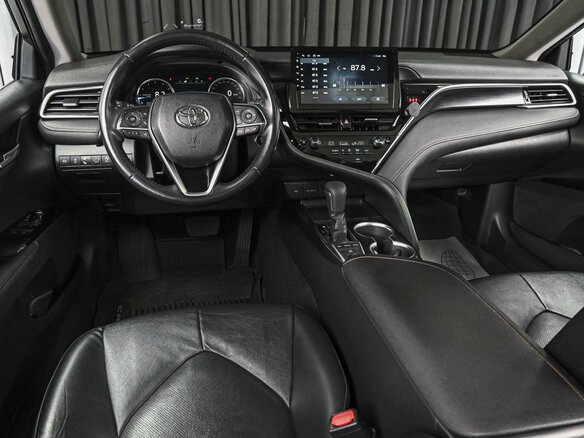 2022 Toyota Camry VIII (XV70) Рестайлинг, белый, 3075000 рублей - вид 5