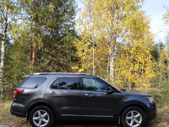 2018 Ford Explorer V Рестайлинг 2, серый, 2630000 рублей - вид 2