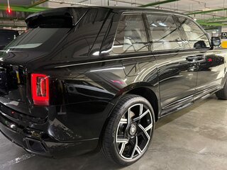 2026 Rolls-Royce Cullinan Black Badge I Рестайлинг (Series II), чёрный, 73670000 рублей, вид 3