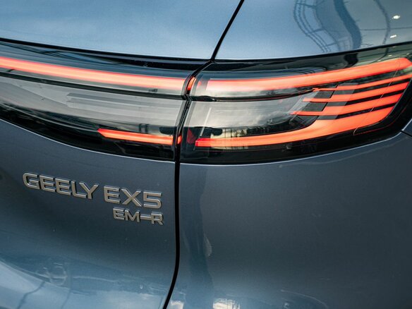 2026 Geely EX5 Гибрид EM-R, синий, 3974990 рублей - вид 8
