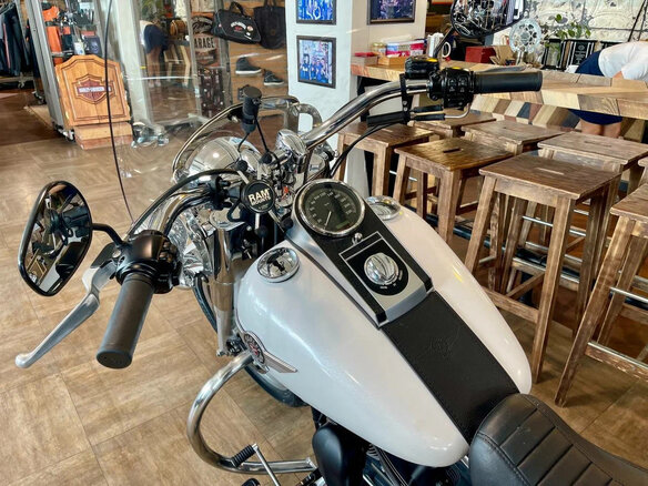 2011 Harley-Davidson Fat Boy, белый - вид 7