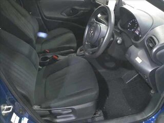 2022 Toyota Yaris IV, синий, 1390000 рублей, вид 5